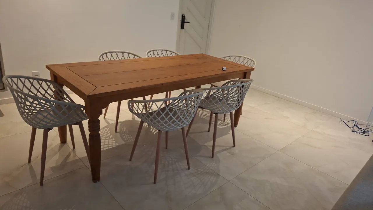 Mesa rústica  com 6 cadeiras  bem conservada!! - Foto 2