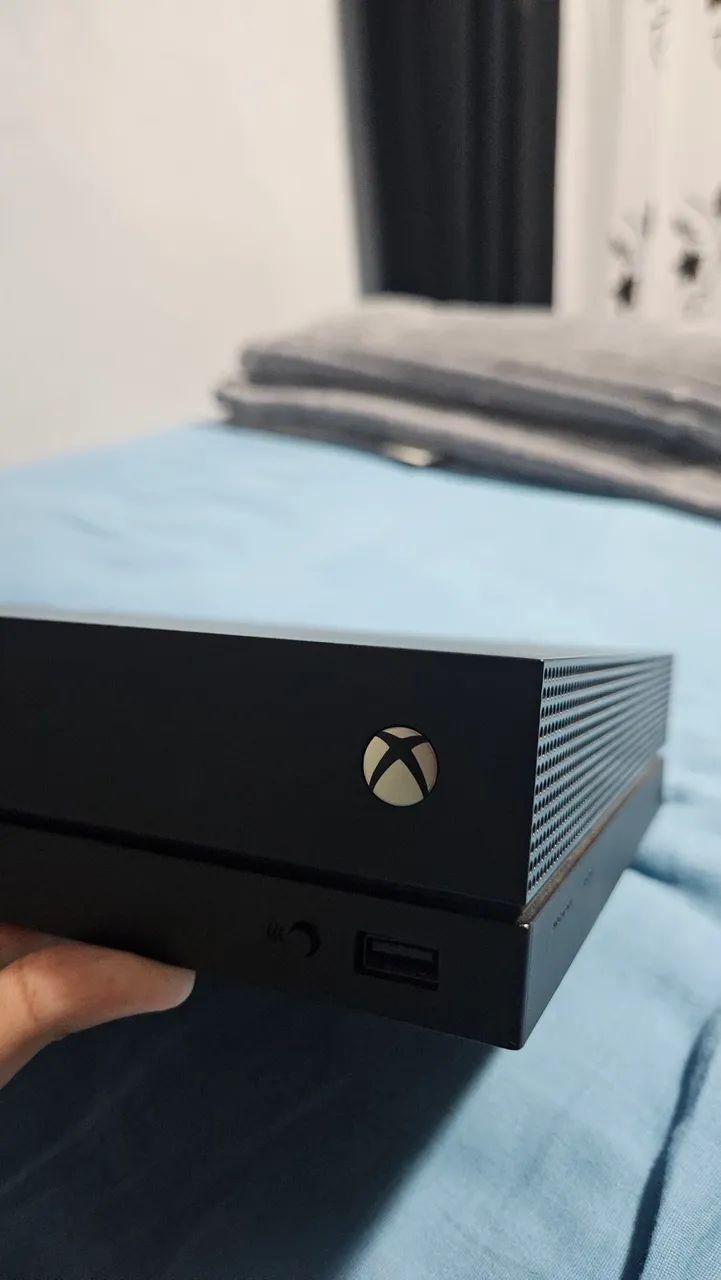 Xbox One X - 1,6TB - Ótimo estado - Foto 2