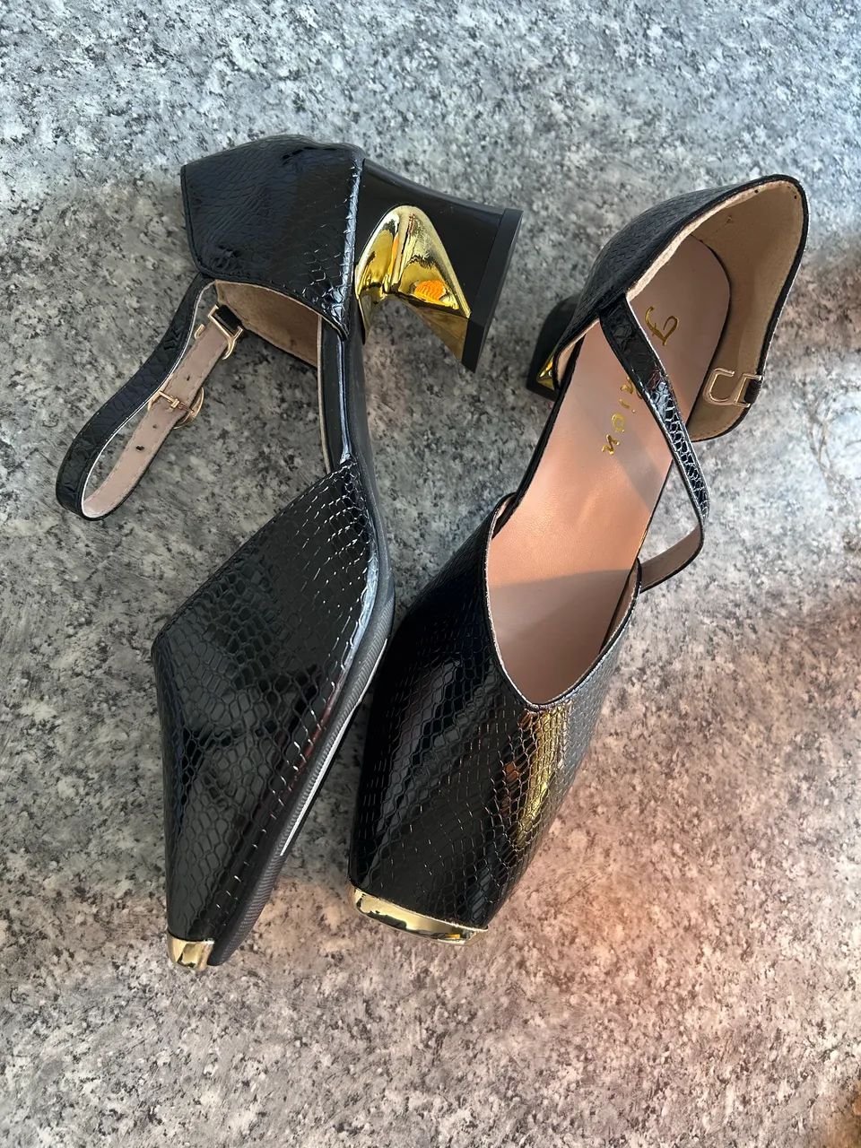Sapato preto com dourado  - Foto 2