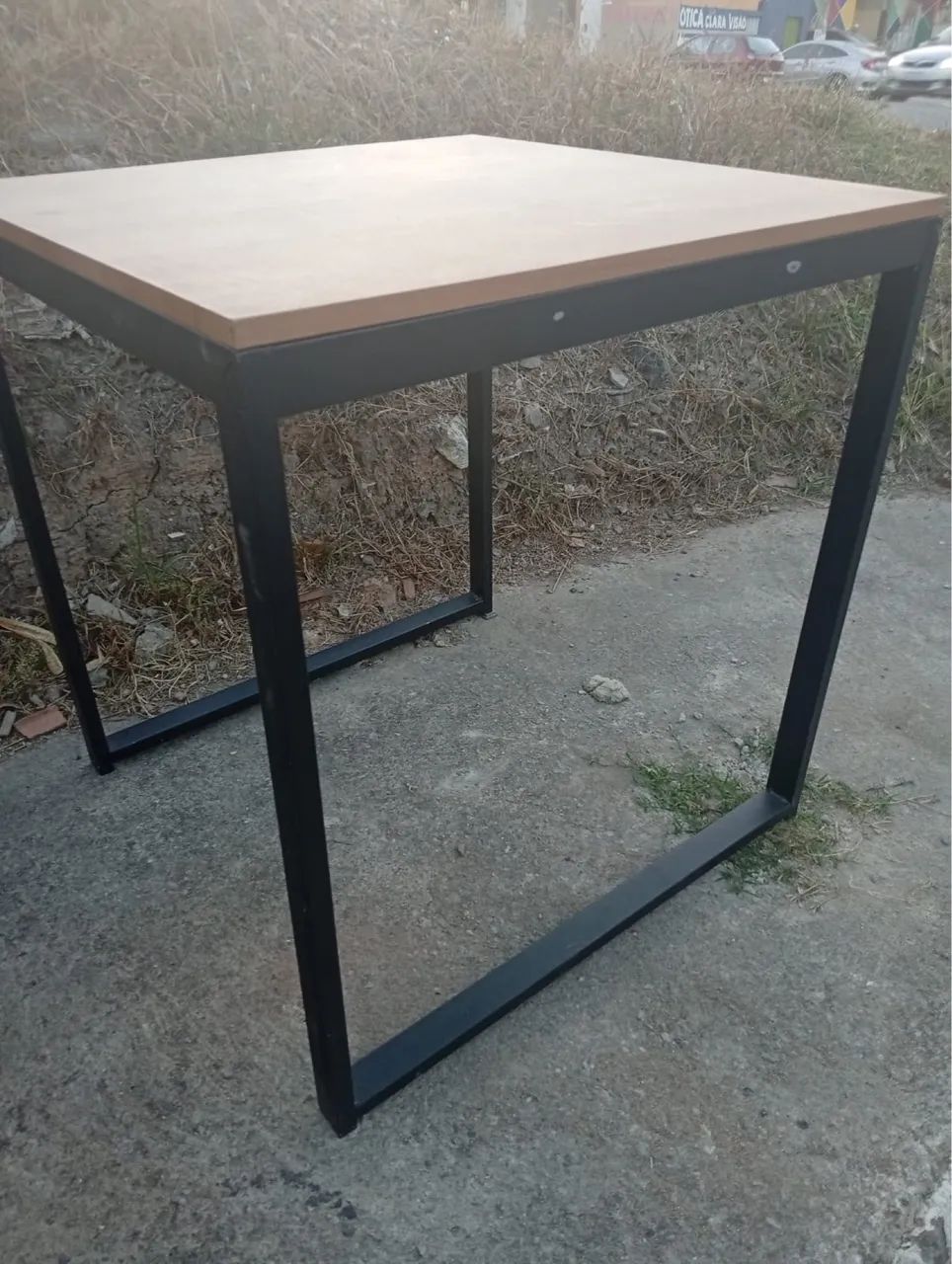 Mesa quadrada em ótimo estado  - Foto 2