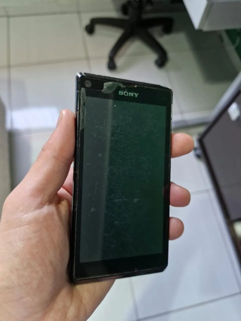 CELULAR SONY XPERIA L FUNCIONANDO - BOM PARA REPOSIÇÃO DE PEÇAS - Foto 2
