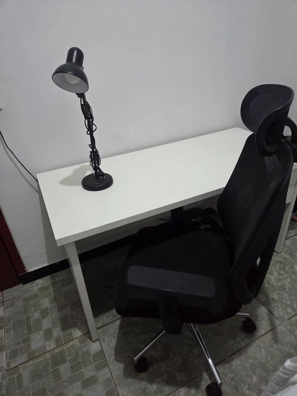 Mesa, abajur e cadeira