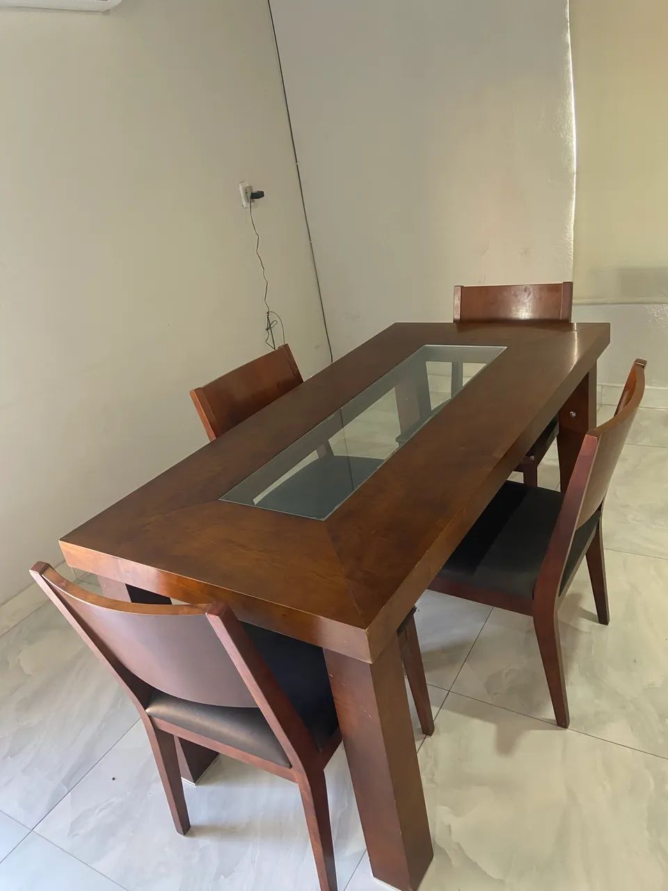 Mesa com 4 cadeiras
