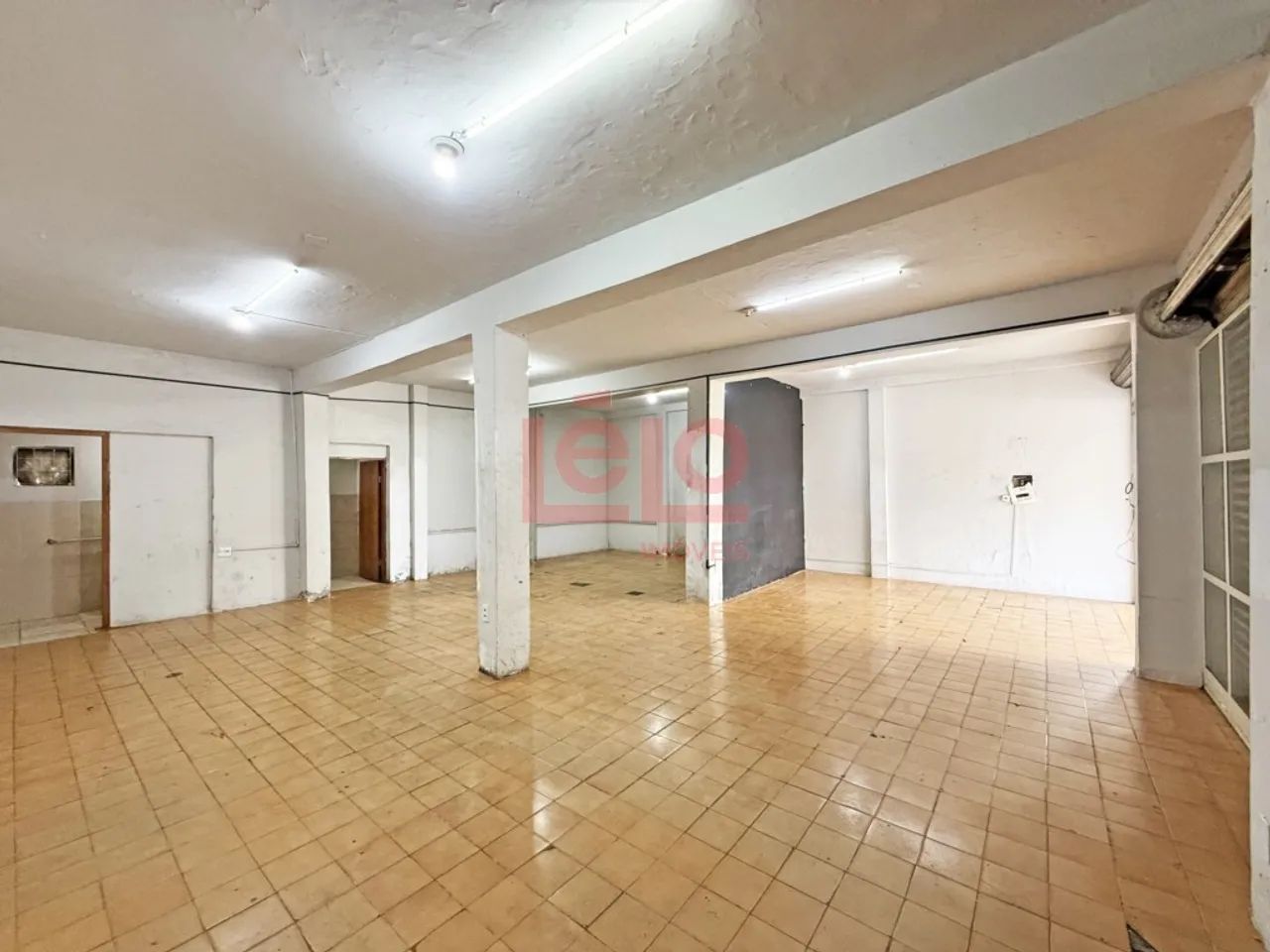 Salão comercial para alugar na Vila Morangueira em Maringá com 129 m² e 3 portas