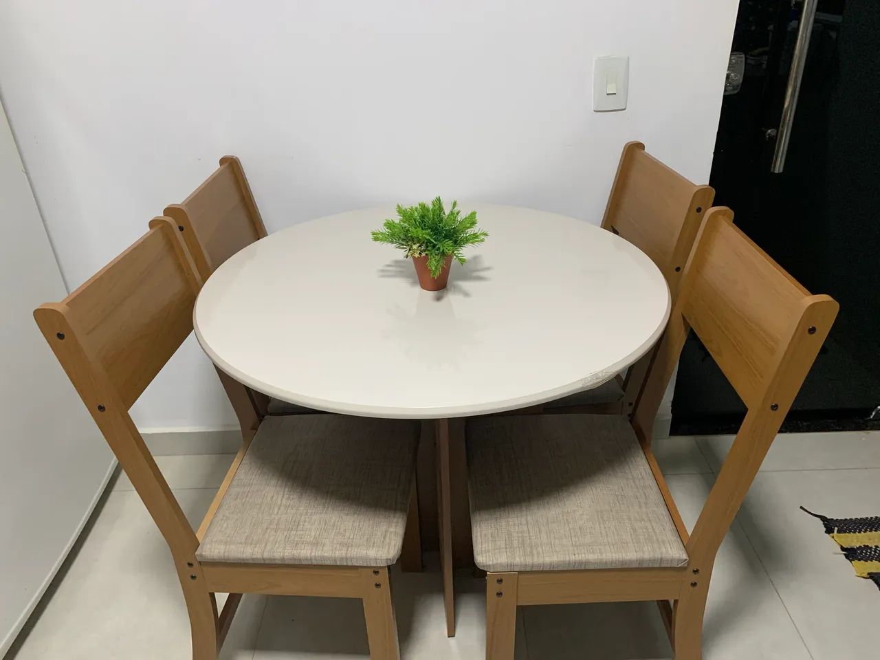 Table with 4 Chairs65704315949697122