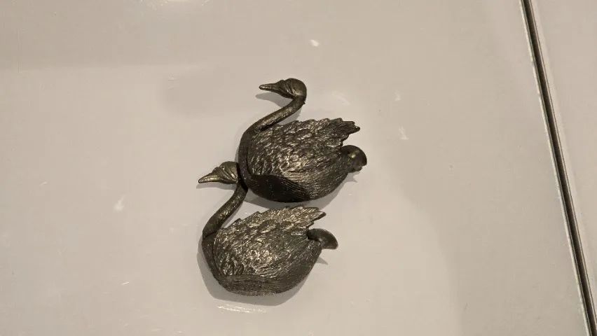 Par de cinzeiros em metal no formato de cisne - Foto 5