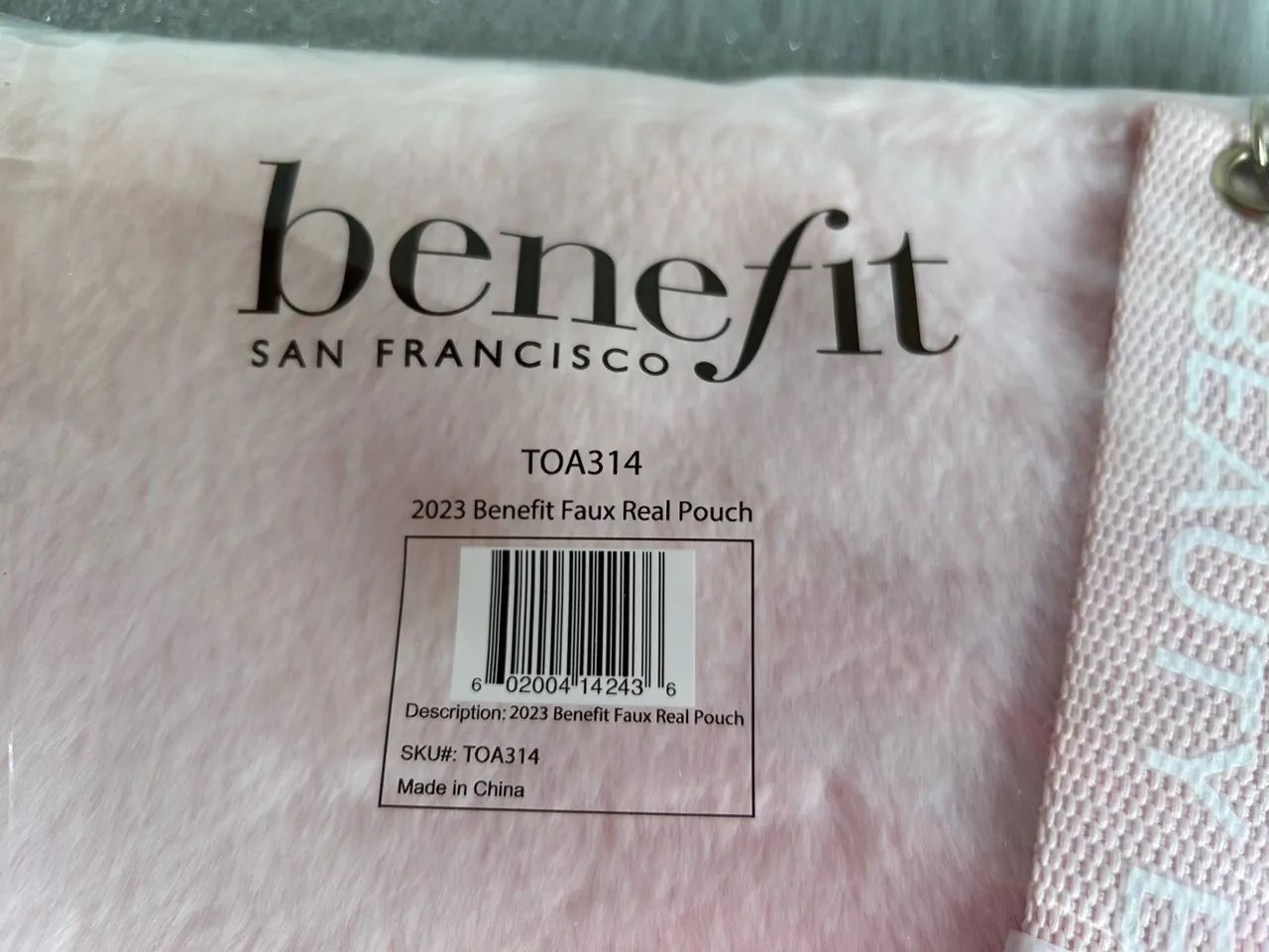 Cluth Rosa de Pelúcia da Benefit Cosmetics  - Foto 4