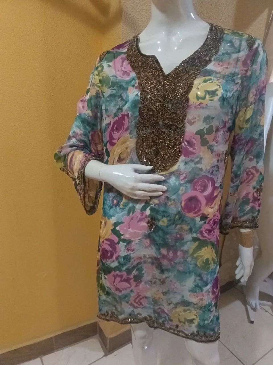 Bata indiana bordada 