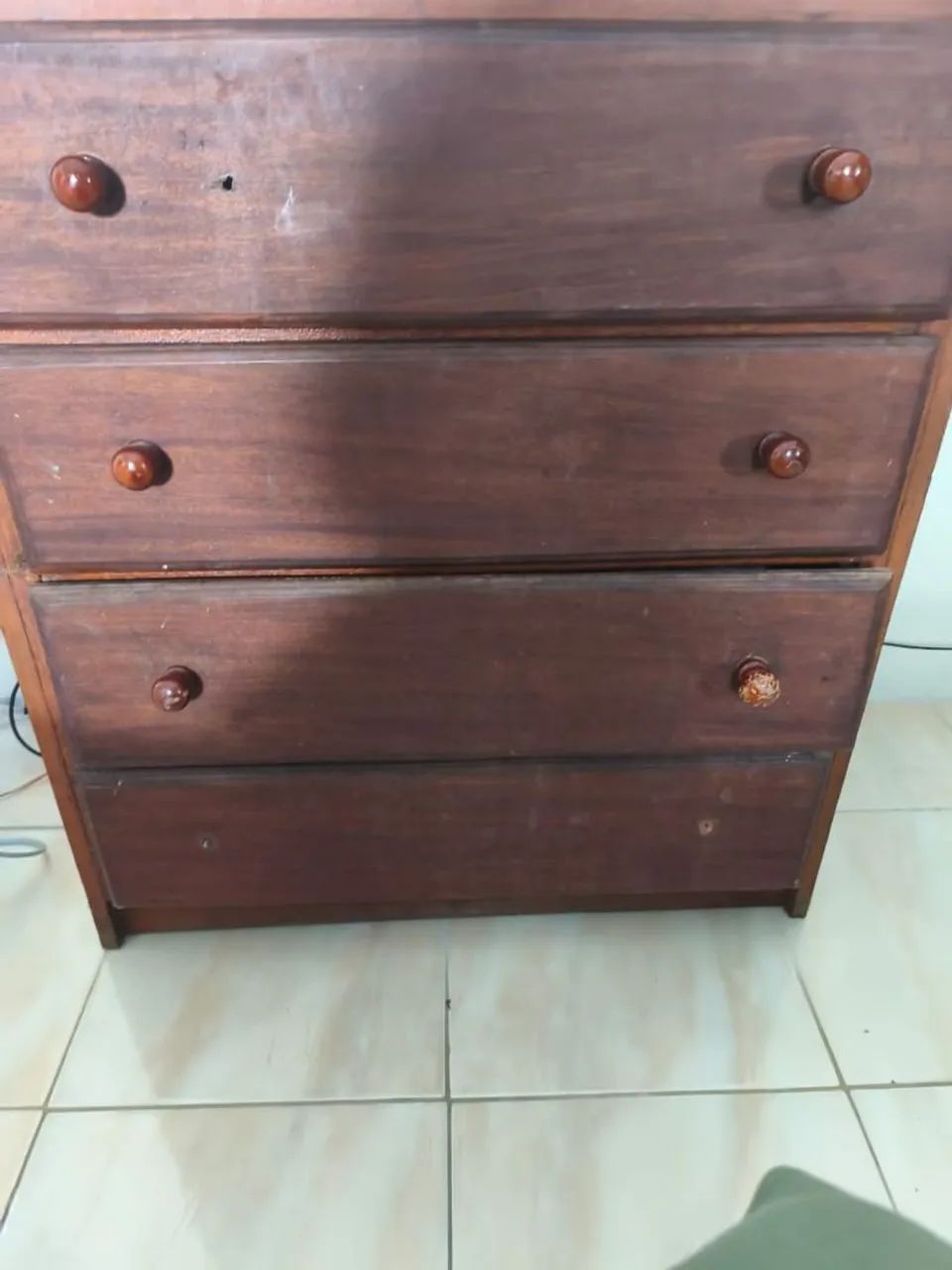 Cômoda com quatro gavetas