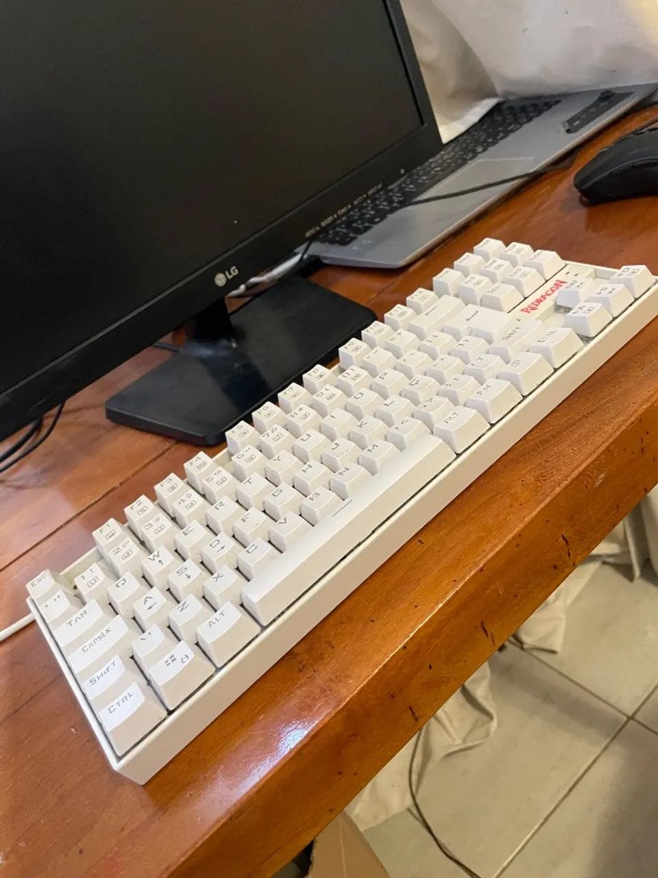 Teclado Redragon Kumara branco led vermelho funcionando 100% - Foto 3