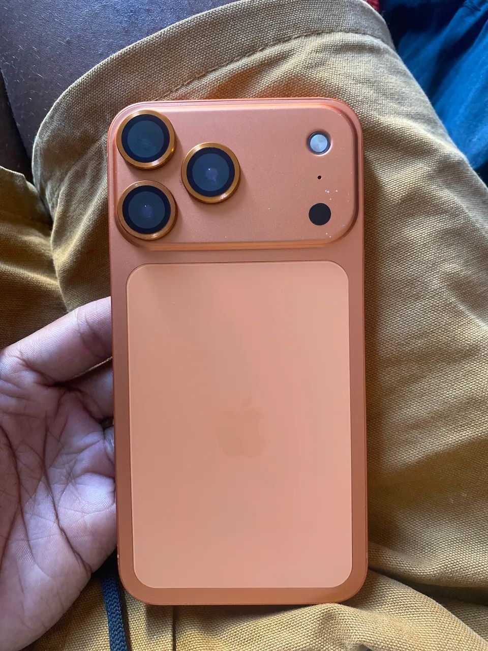 iPhone XR na carcaça do 17 pro max 