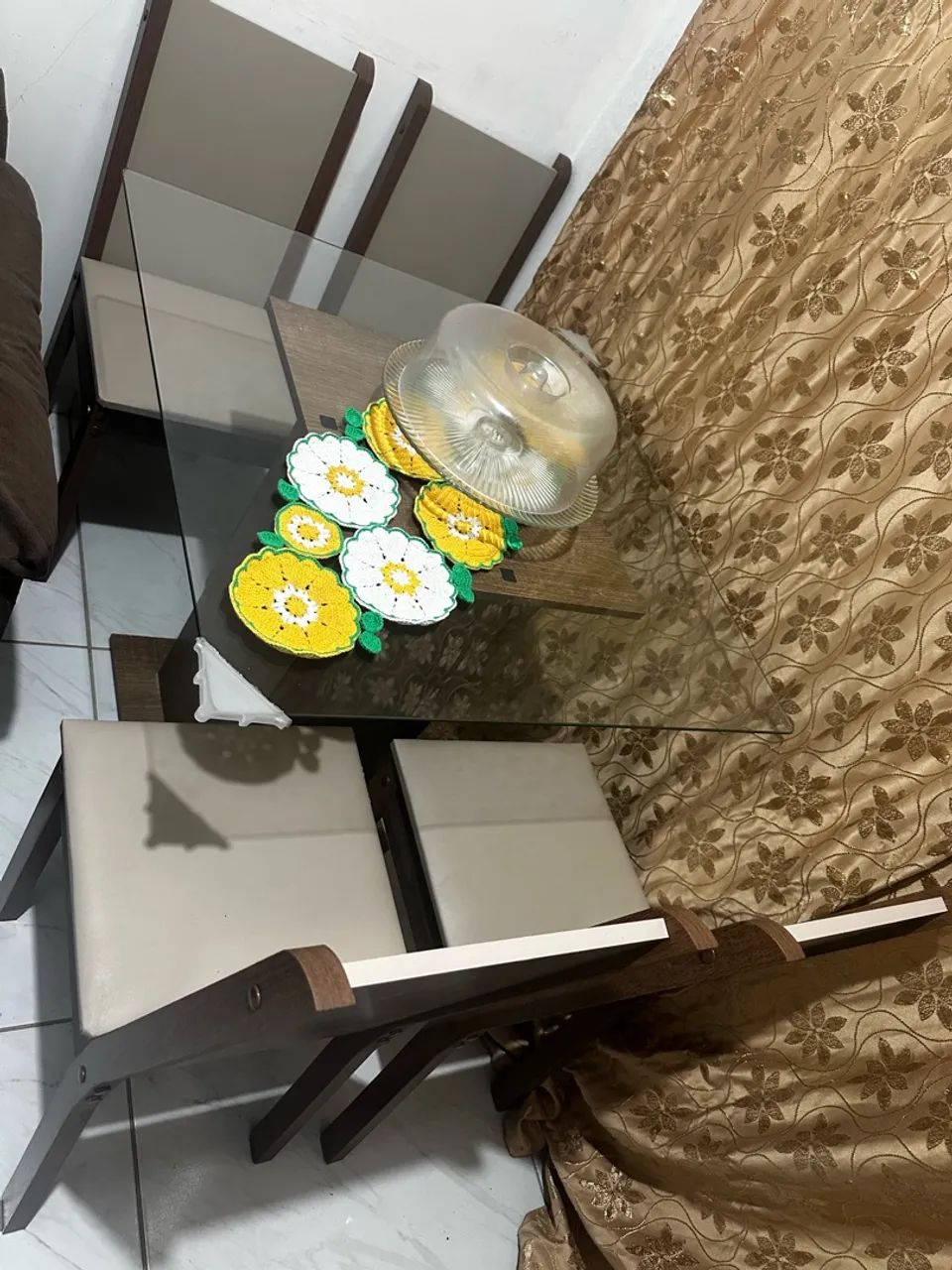 Conjunto mesa de jantar, tampo de vidro com 4 Cadeiras - Foto 2