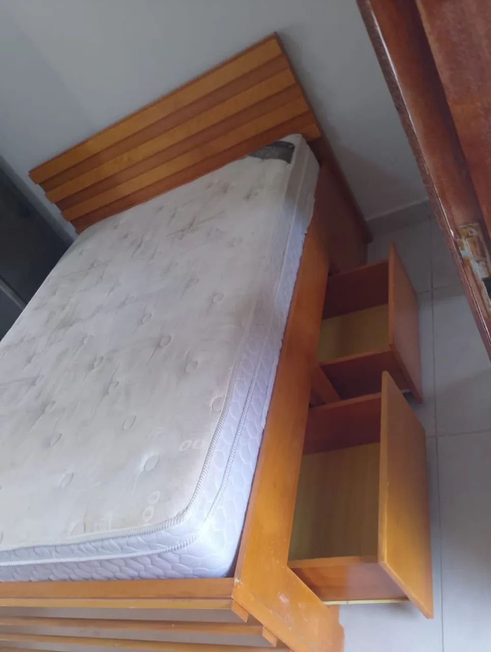 Cama de madeira com 4 gavetas e um colchão. - Foto 3