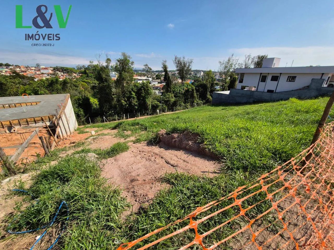 Terreno em declive à venda no condomínio Jatobás - Foto 4