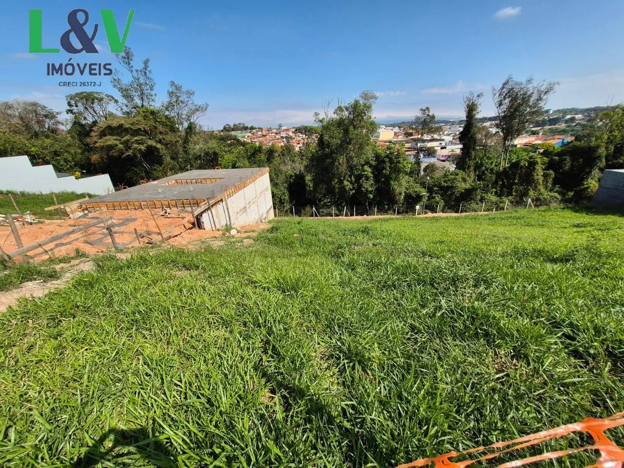 Terreno em declive à venda no condomínio Jatobás - Foto 5