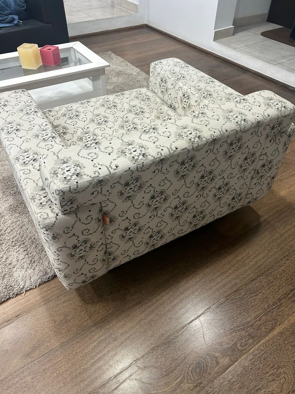 Poltrona Branca com estampa floral pixelada Tok&Stok - Foto 2