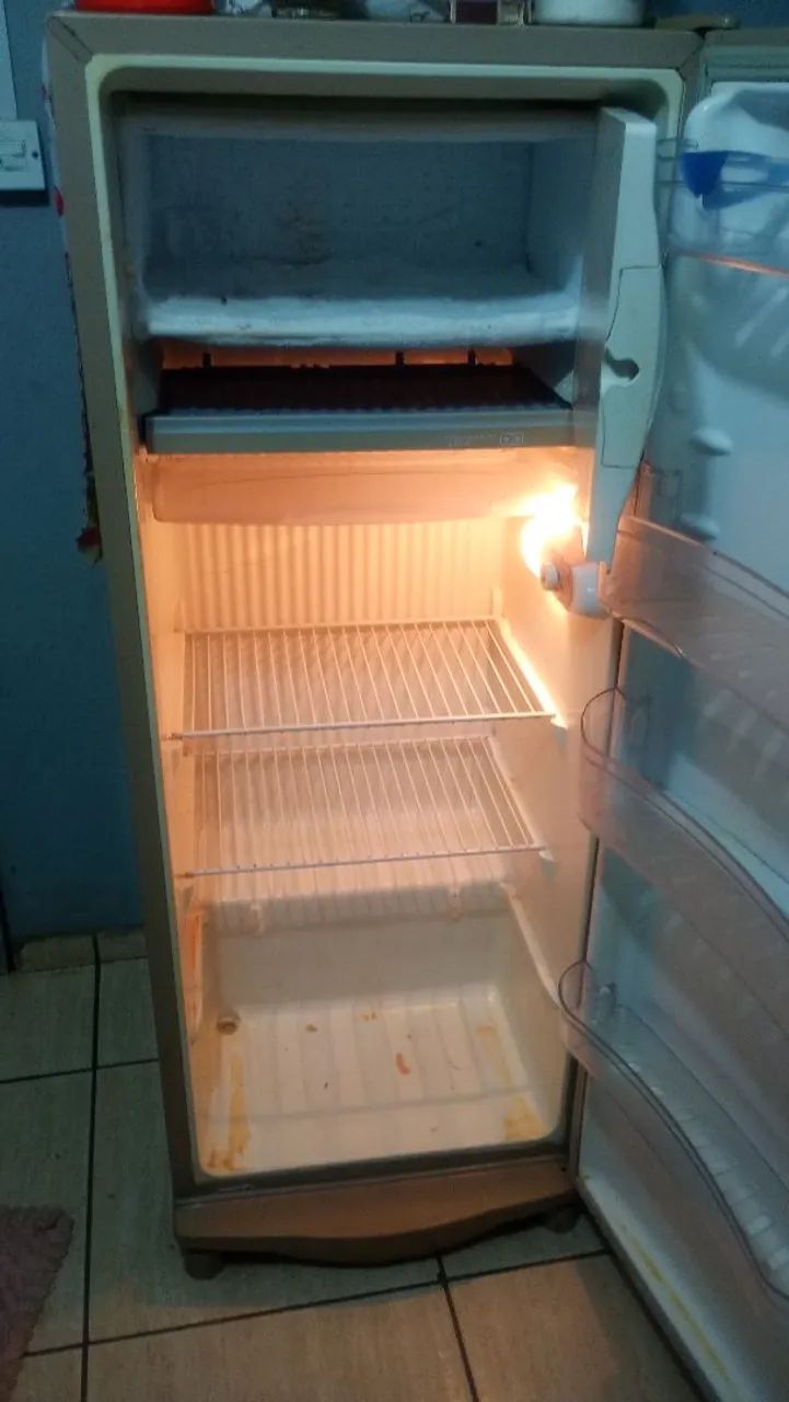 Vende-se geladeira pequena  - Foto 4