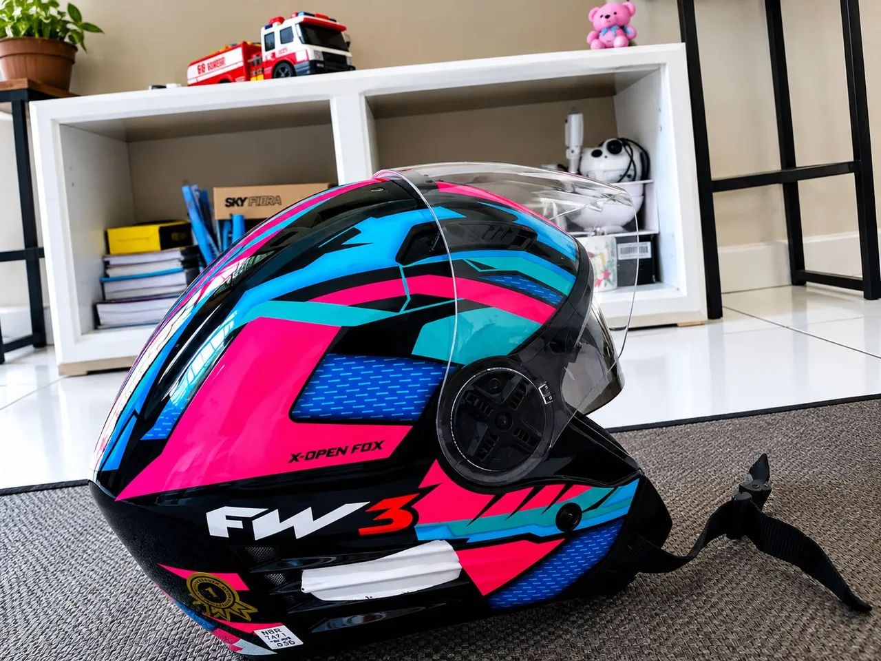 Vendo capacete com a marca fw x numeração 58 - Foto 4