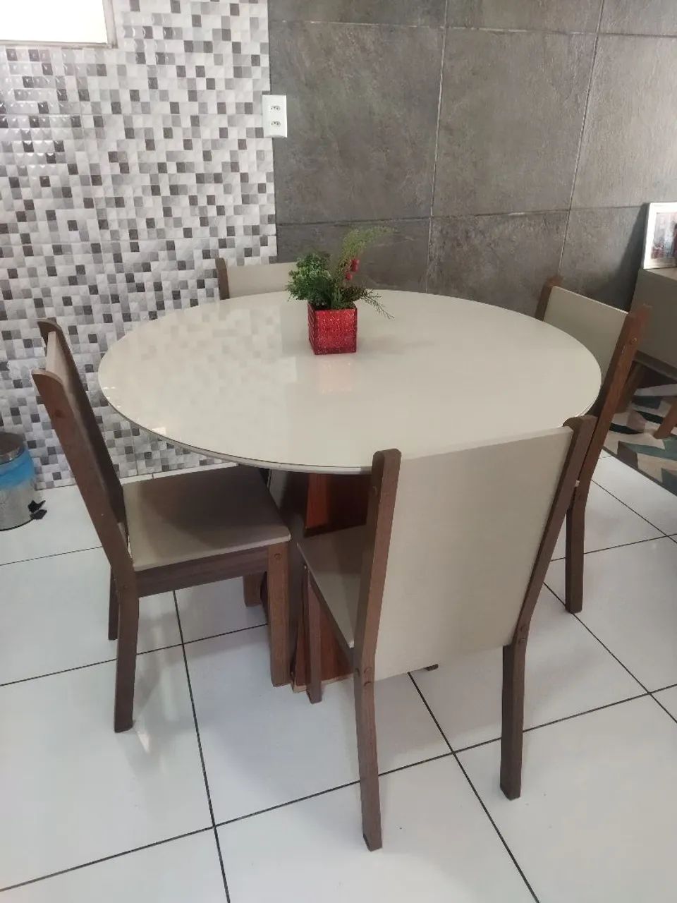 Linda mesa com 4 cadeiras