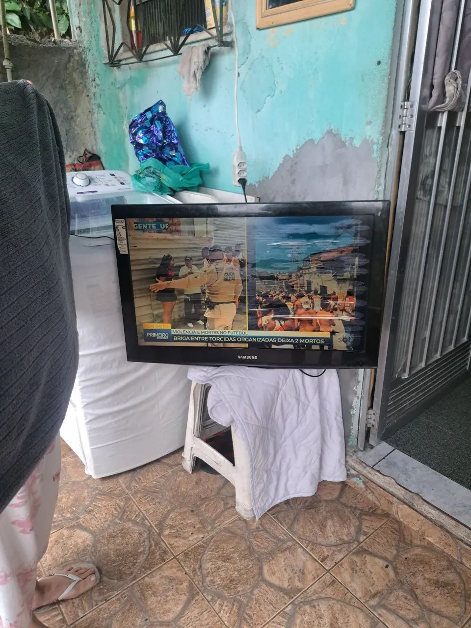 VEndo 2 sofa cama e uma tv funcionando 32.polegada  VALOR R$ 450.00 - Foto 5