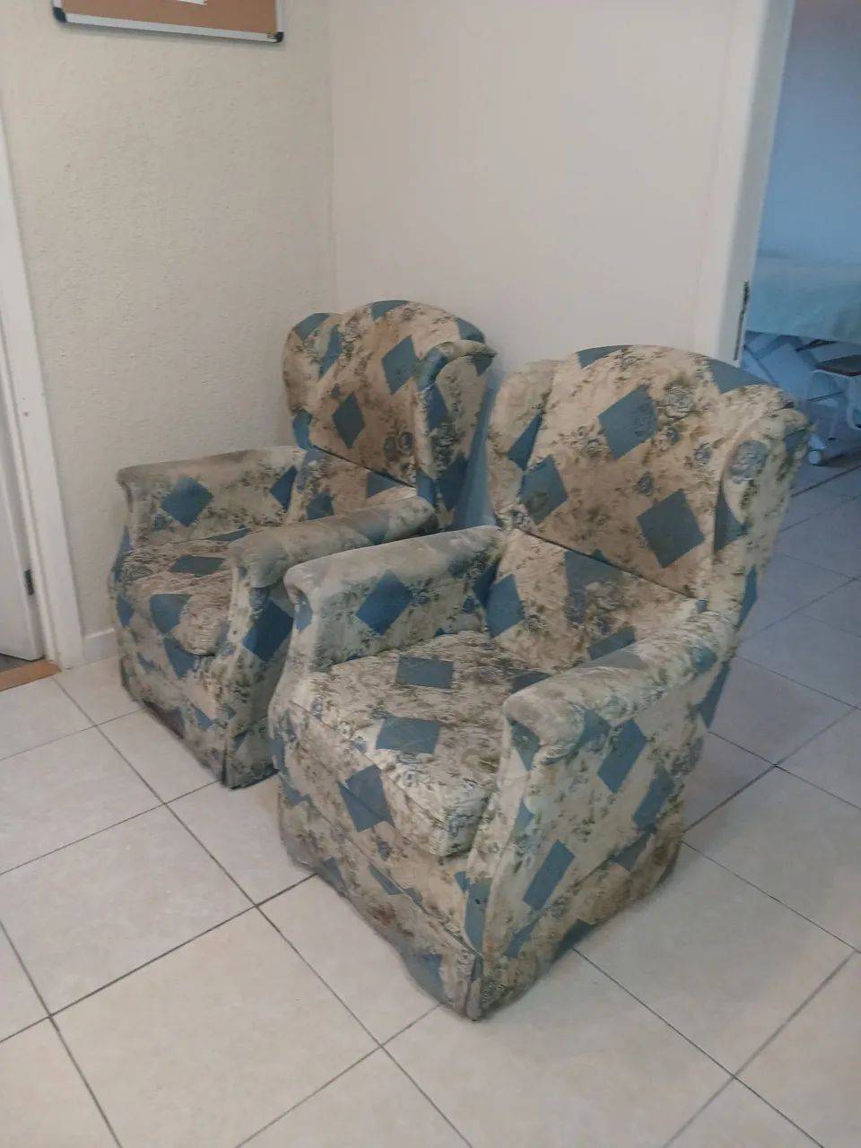 Duas Poltronas com encosto alto - Foto 2