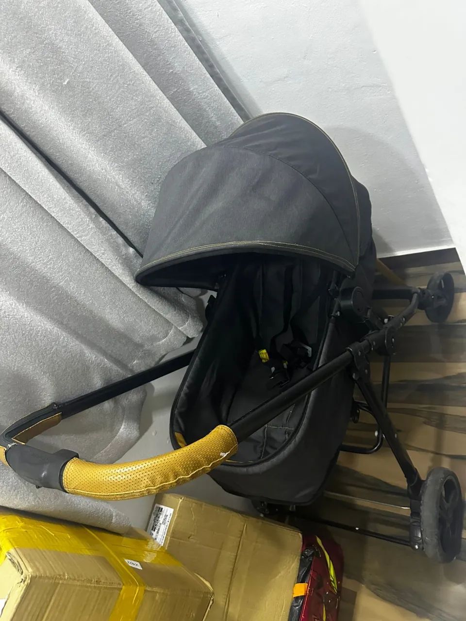 Carrinho de bebê e bebê conforto