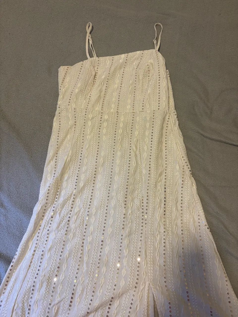 VESTIDO DOURADO COM FENDA
