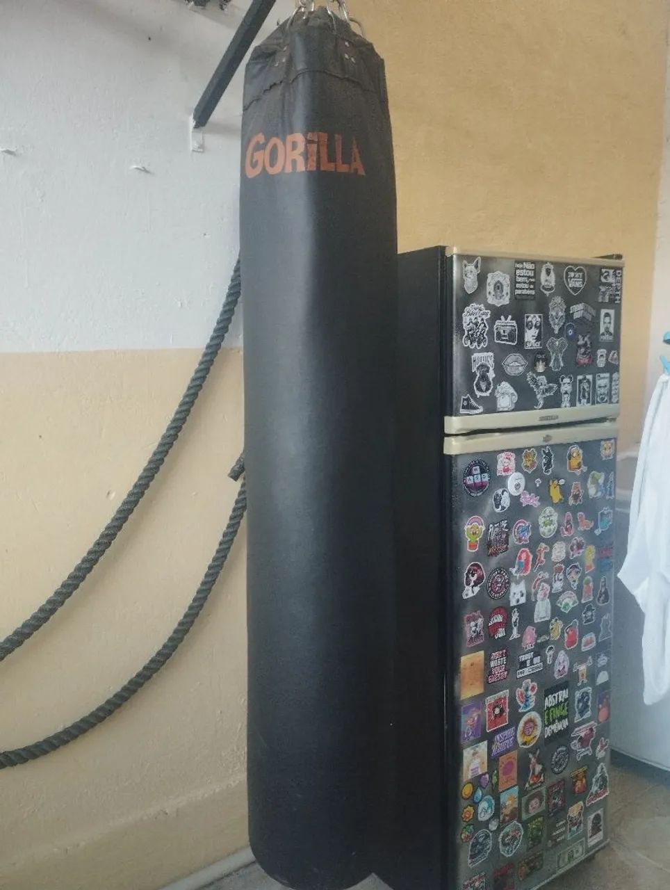 Saco de pancada com suporte, luvas de boxe, bandagem e caneleiras