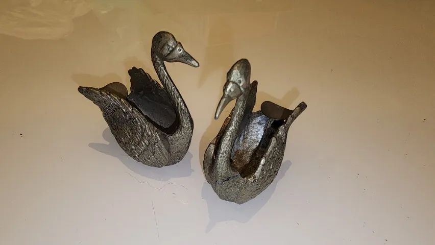 Par de cinzeiros em metal no formato de cisne - Foto 2