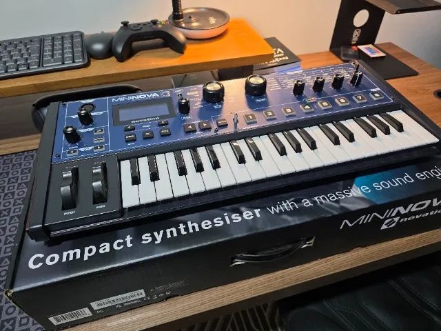 Novation MiniNova - Sintetizador Compacto com Caixa Original