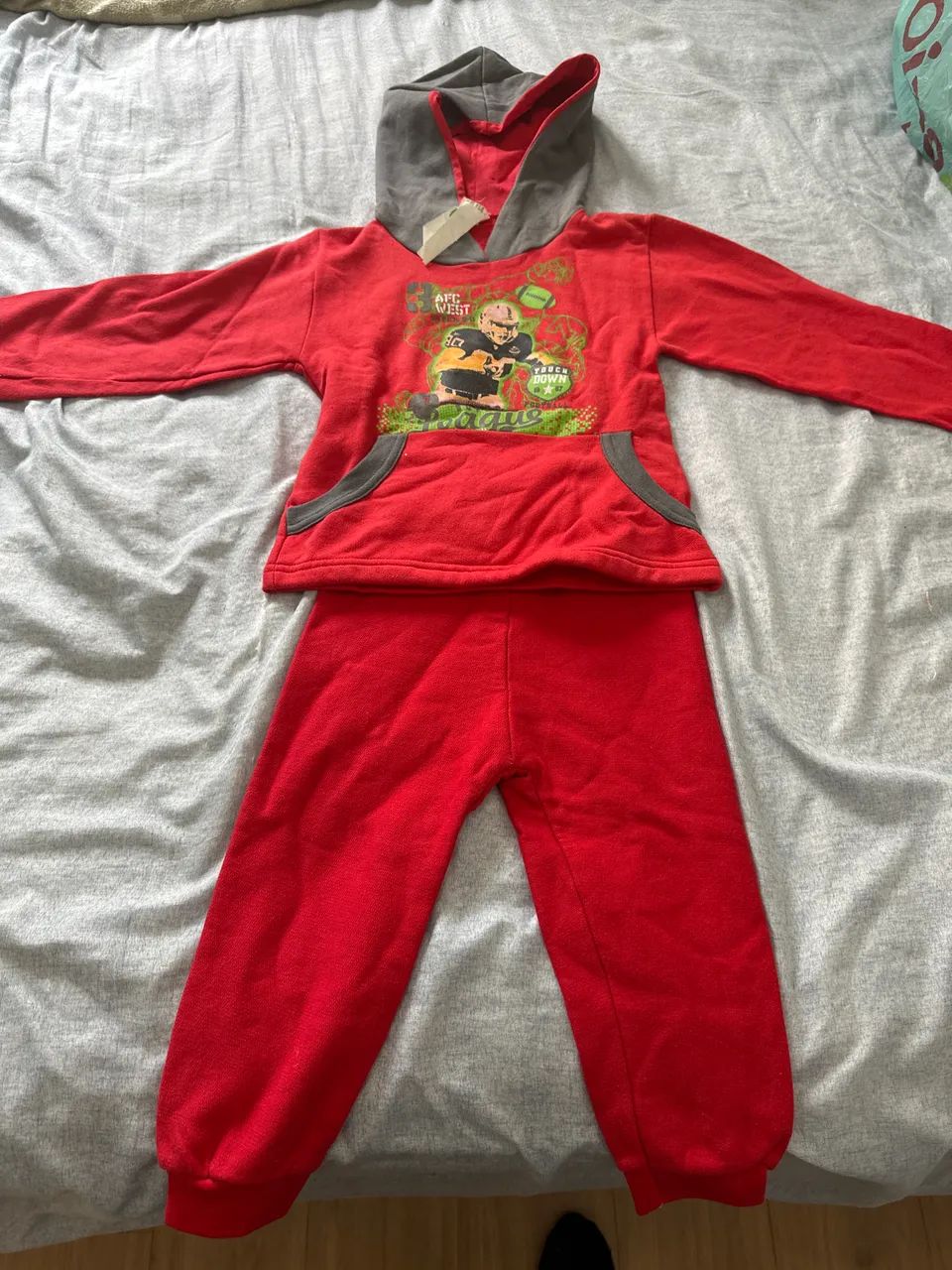 Conjunto moleton TAM 04 com capuz vermelho 