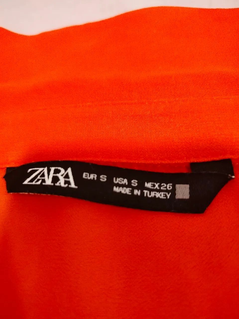 Blusa em organza, com mangas drapeadas - Foto 2