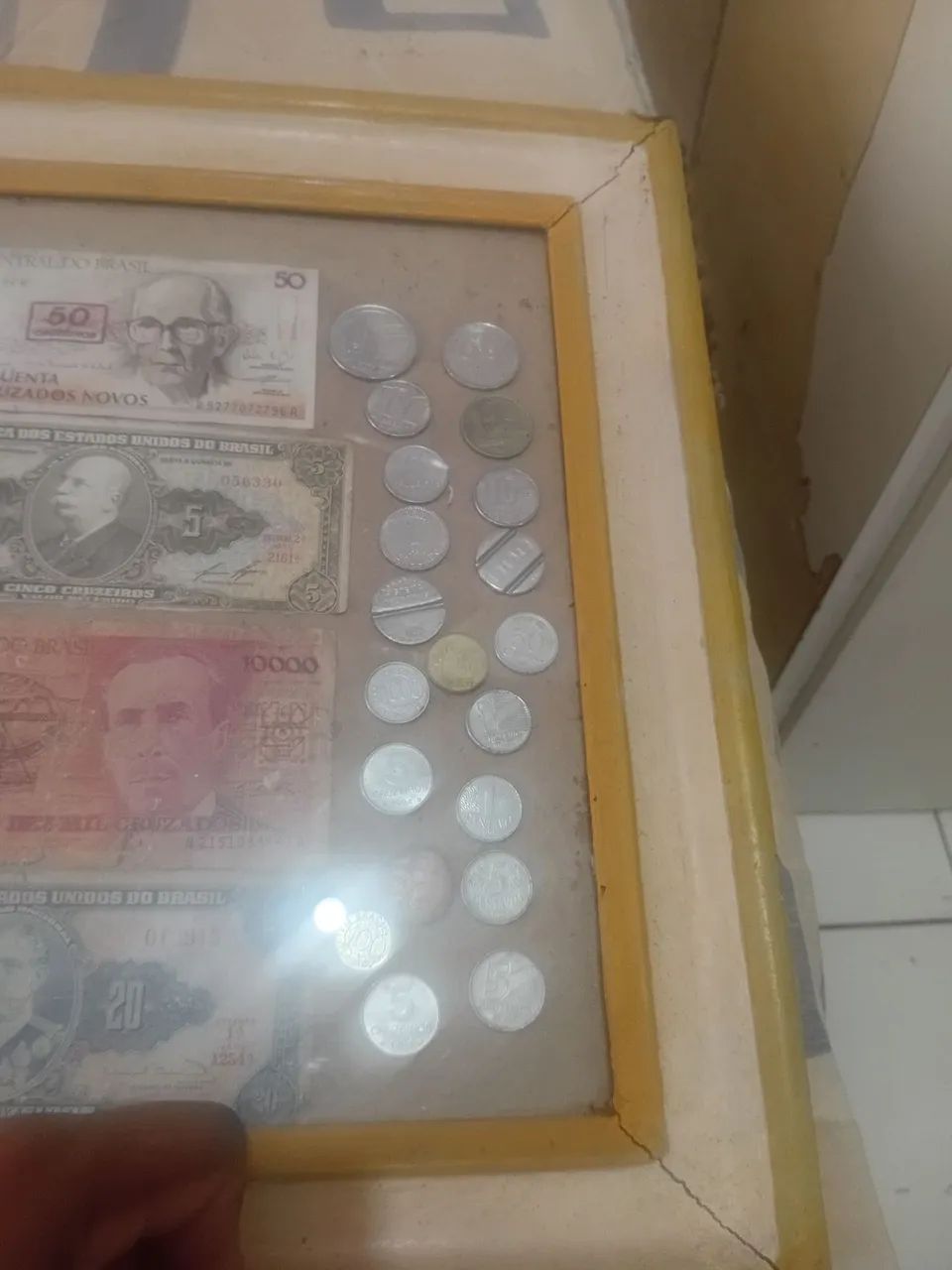 Vendo quadro com células e moedas antigas 