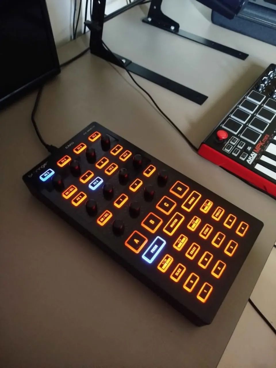 Controladora Behringer CMD DV-1