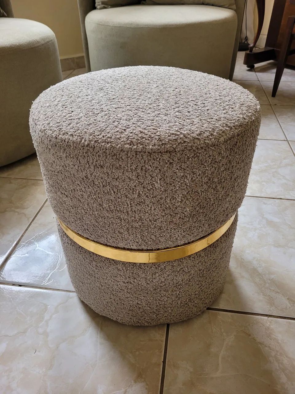 Puff Decorativo Redondo Orgânico Boucle Camurça  - Foto 4
