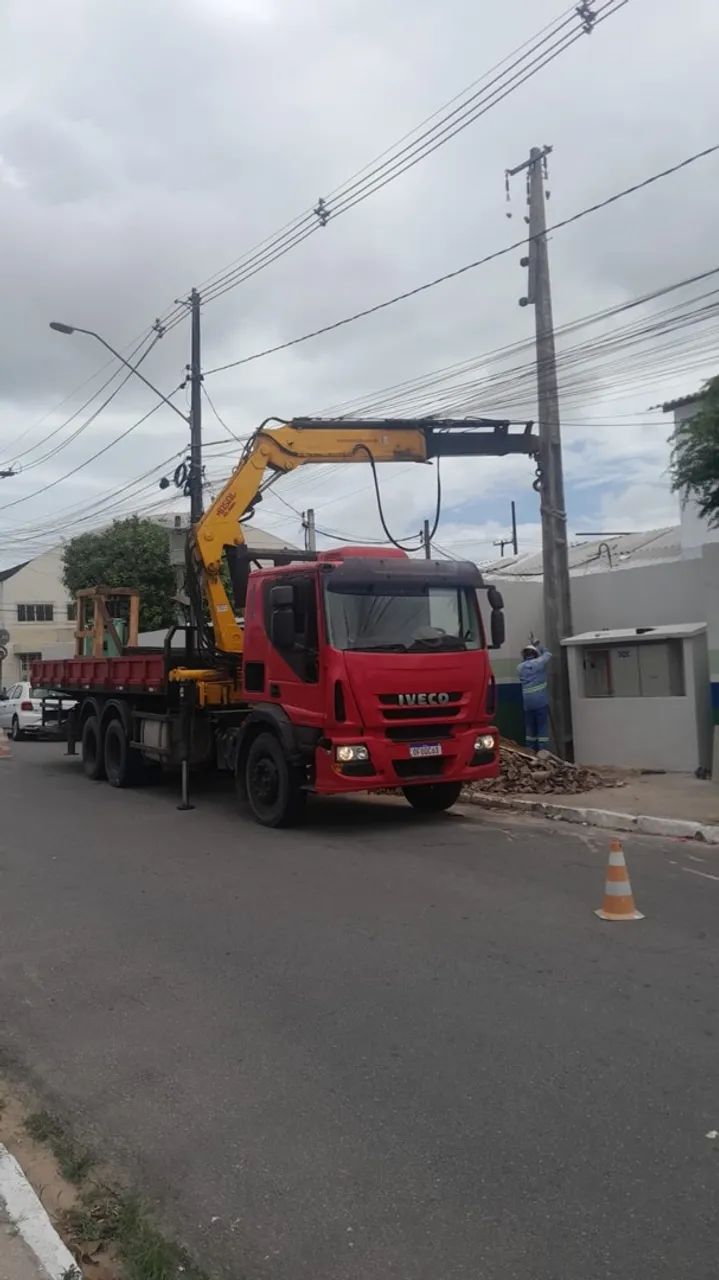 Caminhão Iveco com munck  - Foto 2