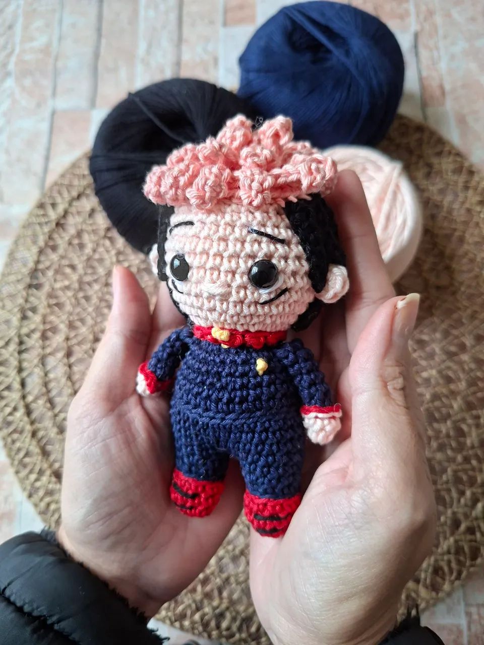 Yuji Itadori de crochê amigurumi  - Foto 3