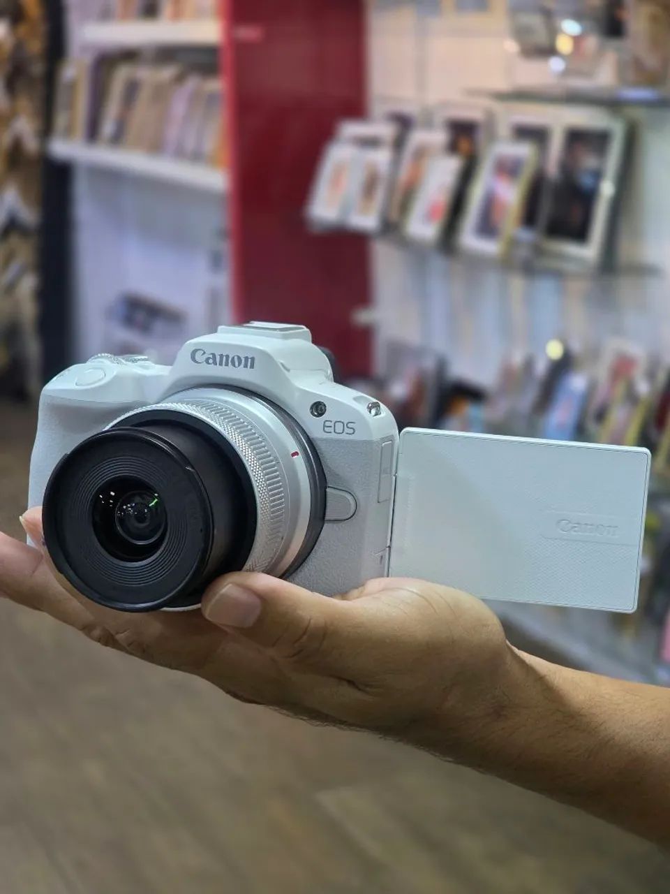 Câmera Canon EOS R50