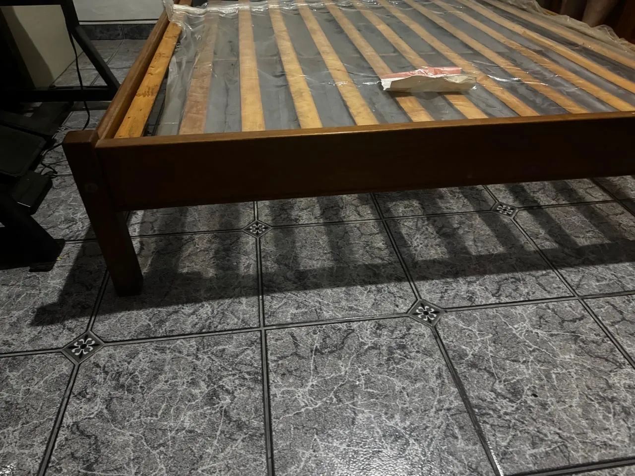 Cama de madeira casal