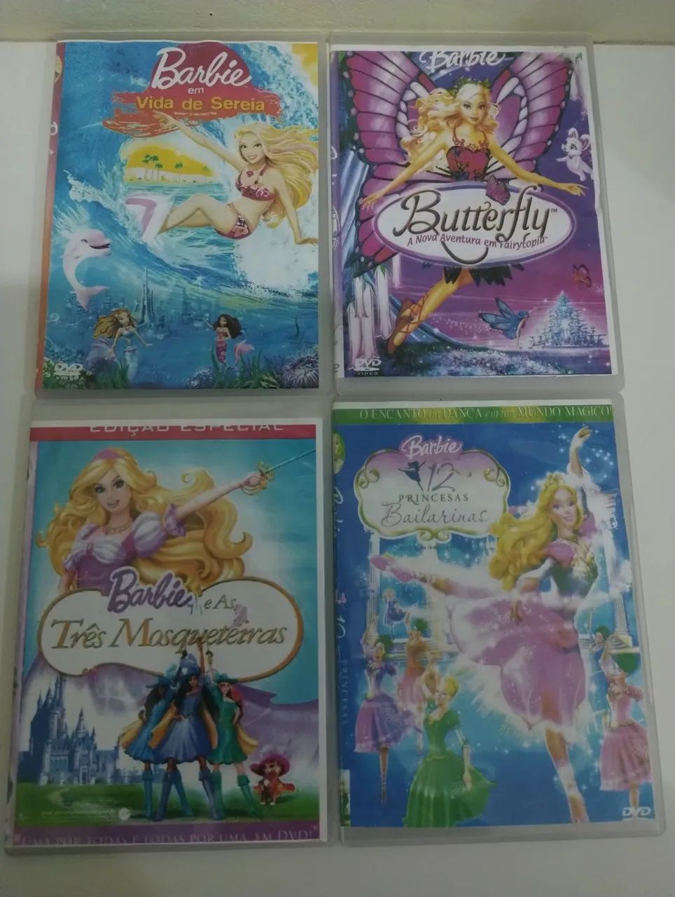 Lote com 4 DVDS da Barbie em ótimo estado, mas não são originais.