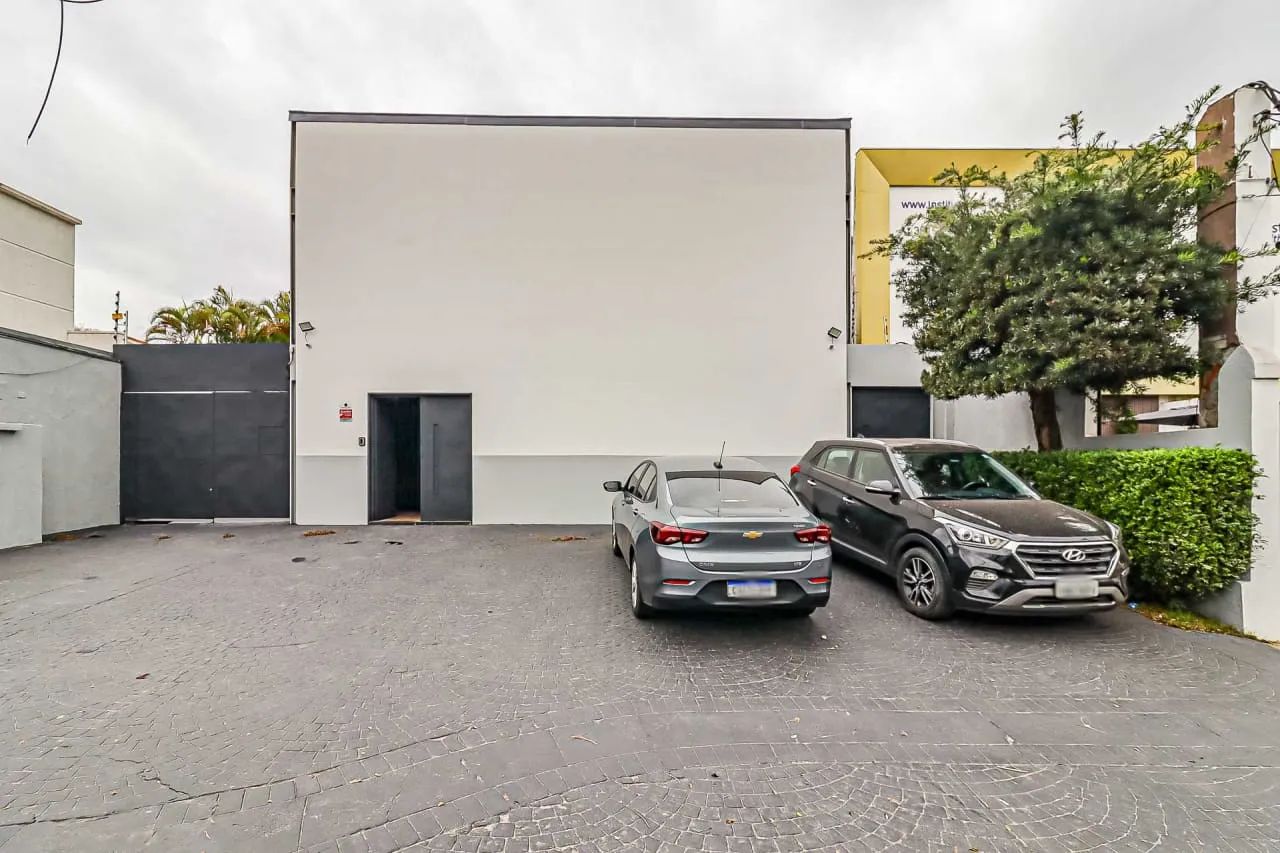 Casa comercial na Avenida dos Tajurás, 49  250 m²