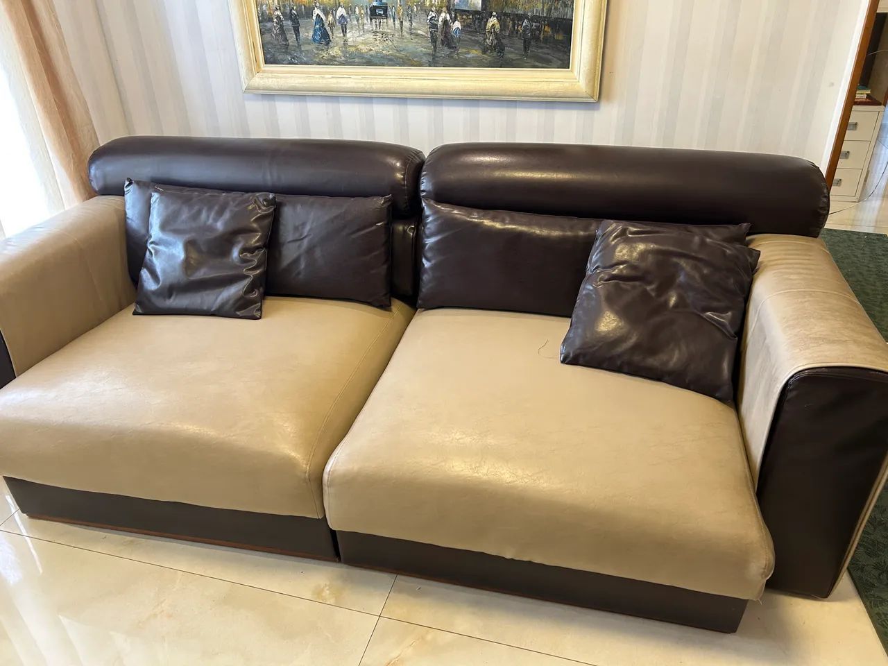 SOFA DE COURO EM PERFEITO ESTADO