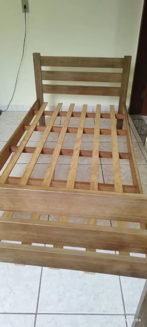 Cama solteira de madeira