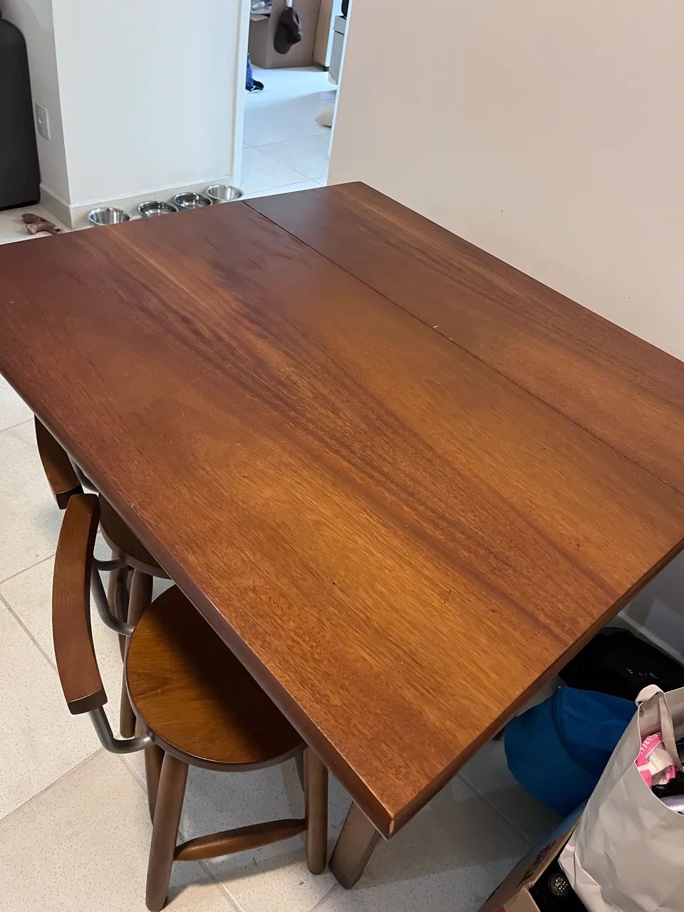 Mesa dobrável madeira com 4 bancos 