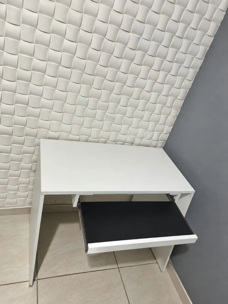 Mesa de estudo com avarias