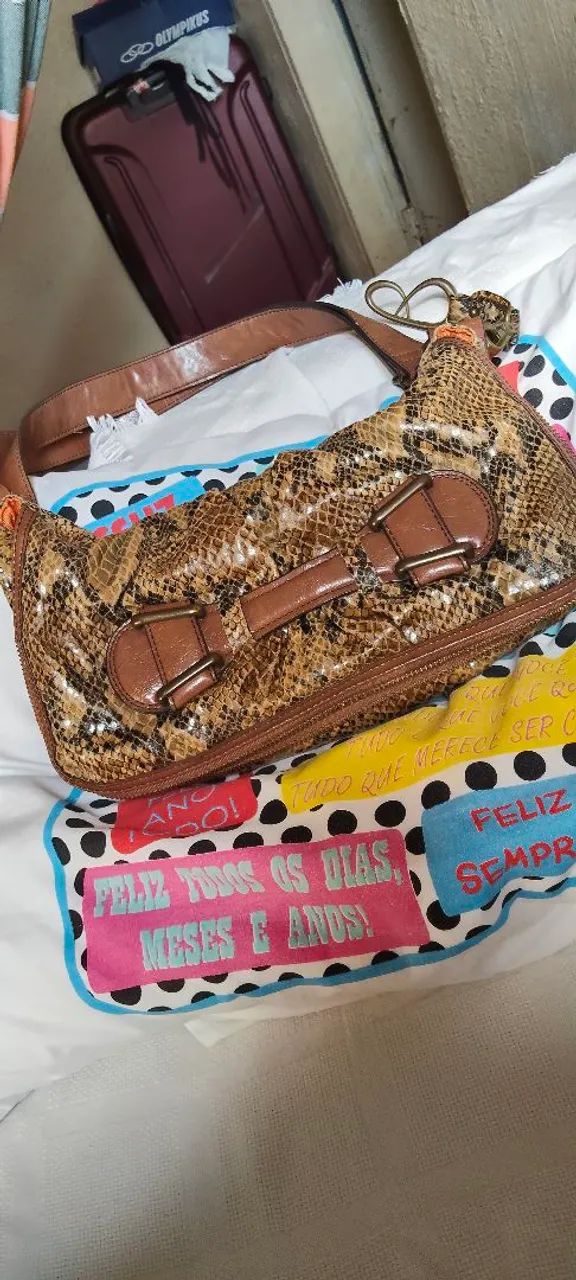 Uma Bolsa couro legítimo 