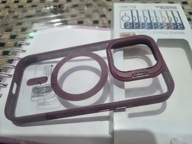 Case Iphone 15 stand metal na cor vinho,com protetor de câmera.Nova na caixa! - Foto 2