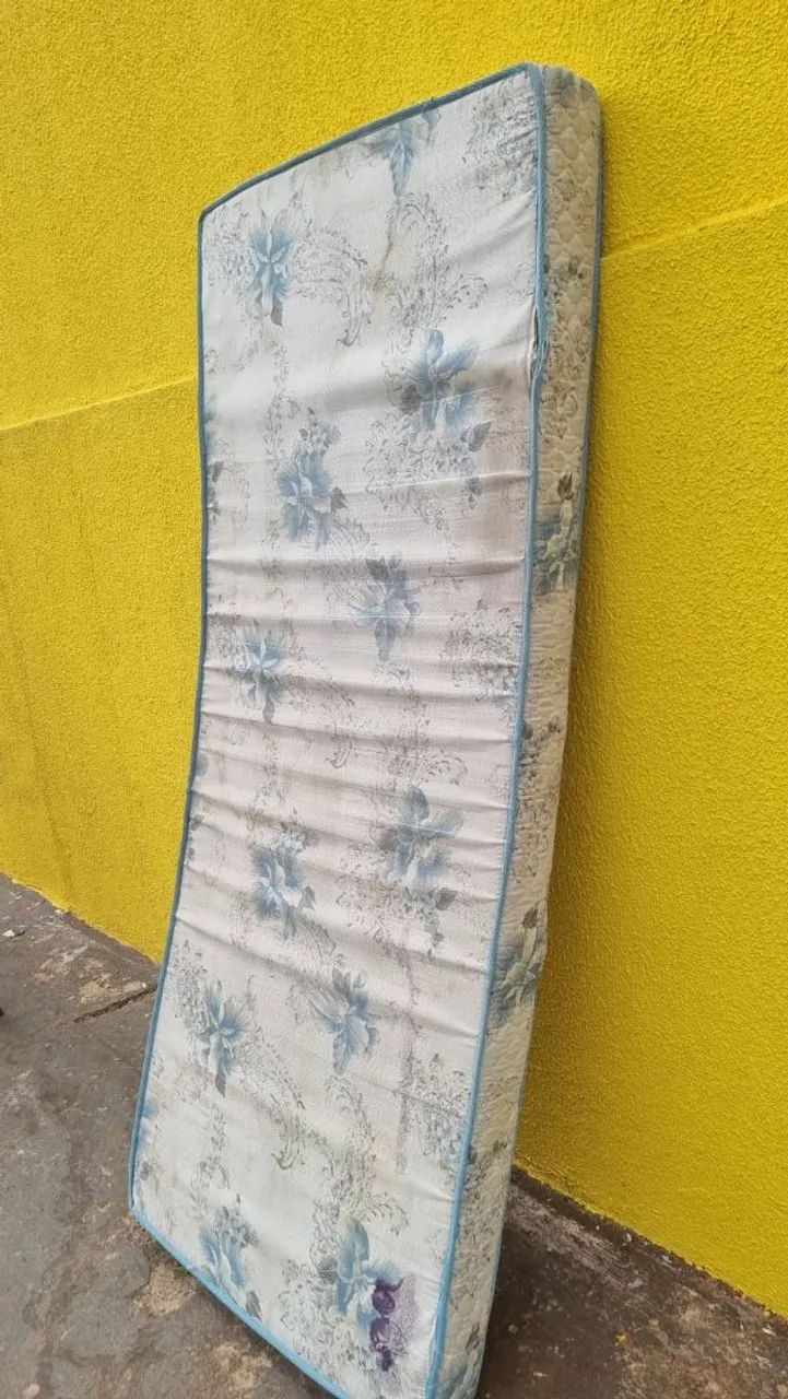 Colchão  solteiro  d 28 marcas de uso ((ENTREGO GRATIS)) - Foto 4