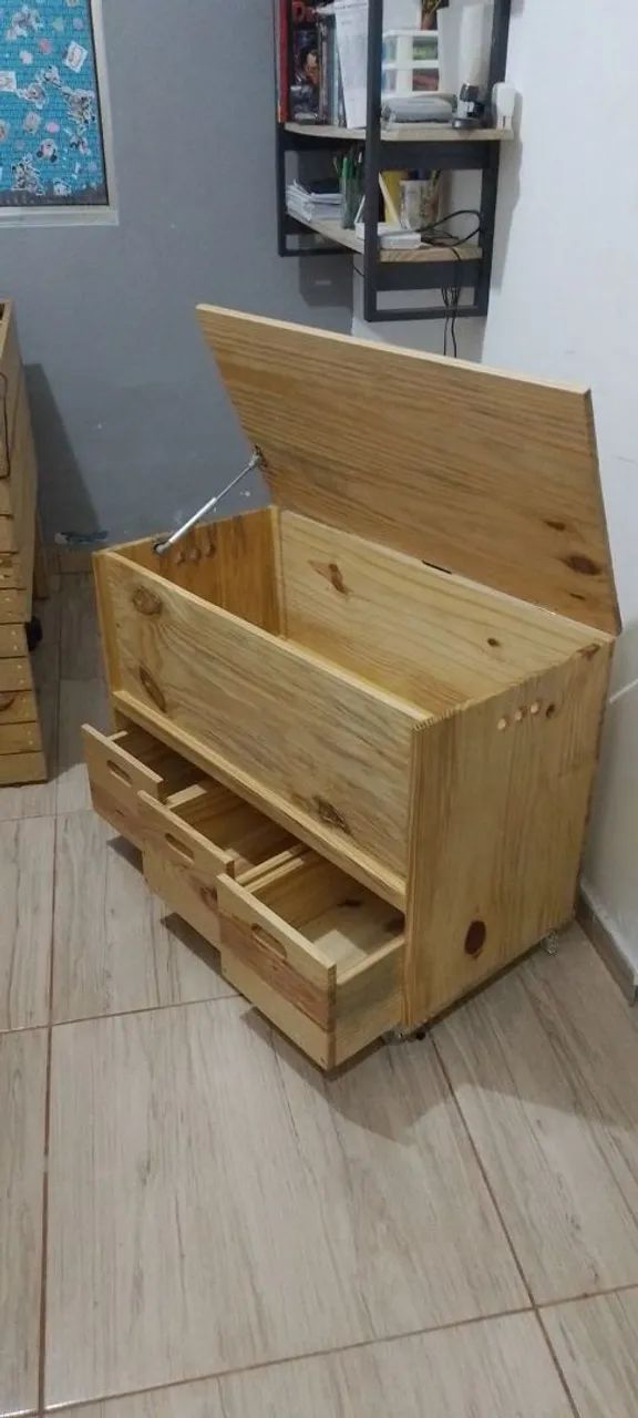 Baú de madeira com gavetas 