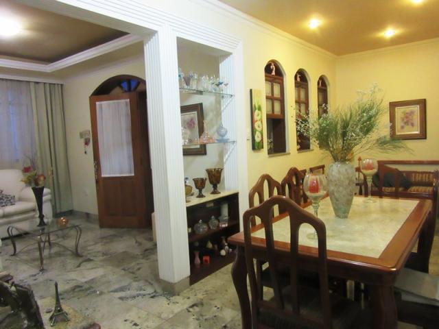 Linda casa colonial no carlos prates! 03 qtos. 01 suíte. 03 banhos. 01 varanda. 03 vagas. - Foto 4